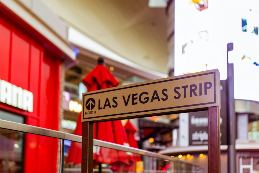 a sign saying "los vegas strip"